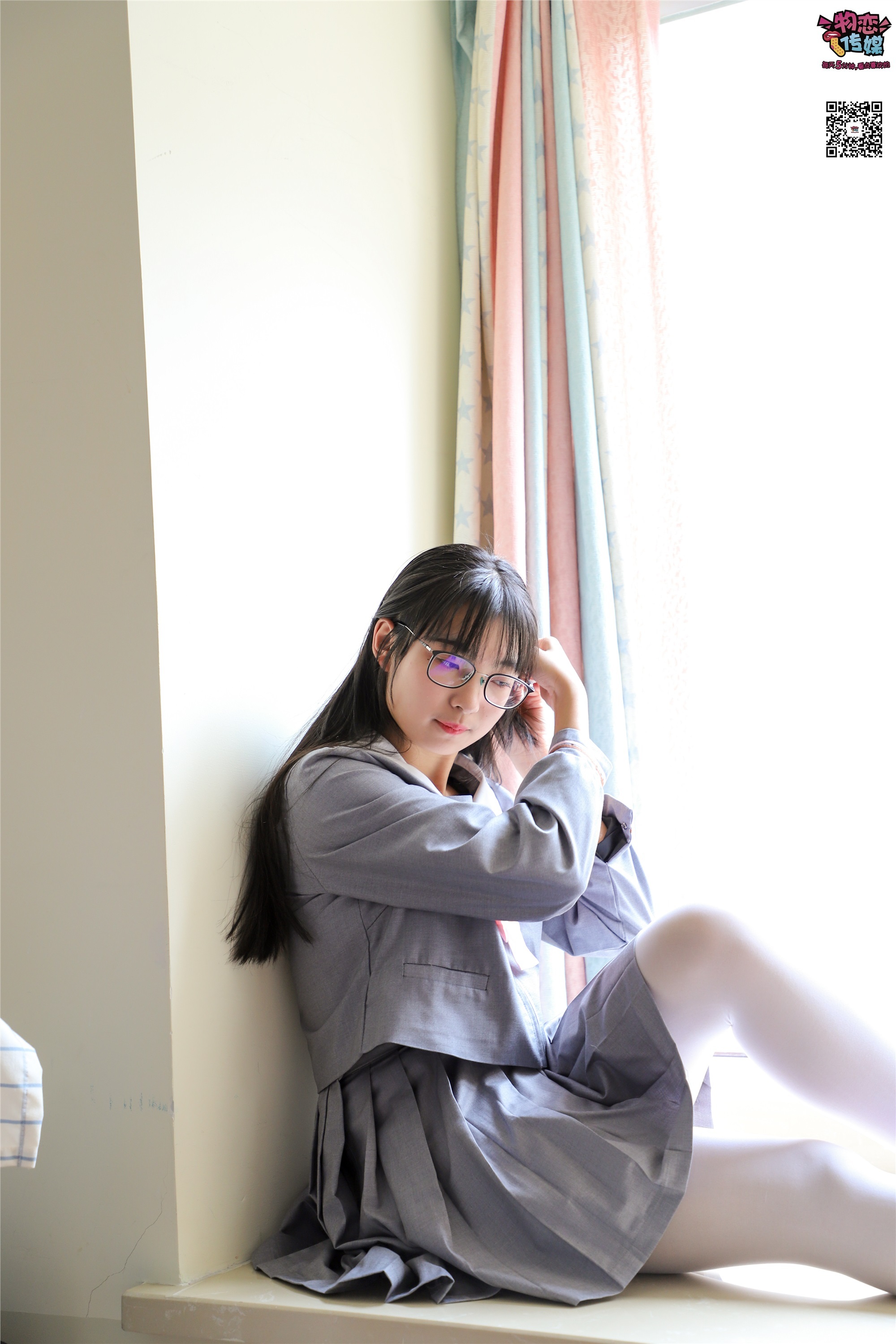 物恋传媒 No.005 JK制服高中小姐姐，棉袜加丝袜